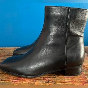 New, never worn Aquatalia black leather chelsea zip up boot, size 9.